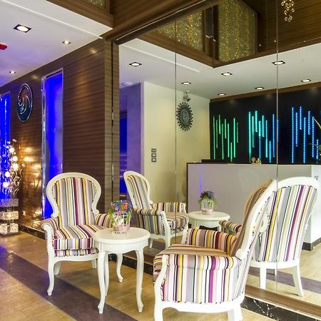 Eleven Avenue Suites Bangkok Exterior foto