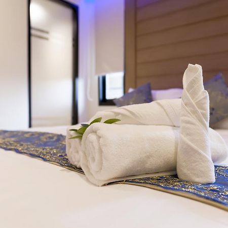 Eleven Avenue Suites Bangkok Exterior foto