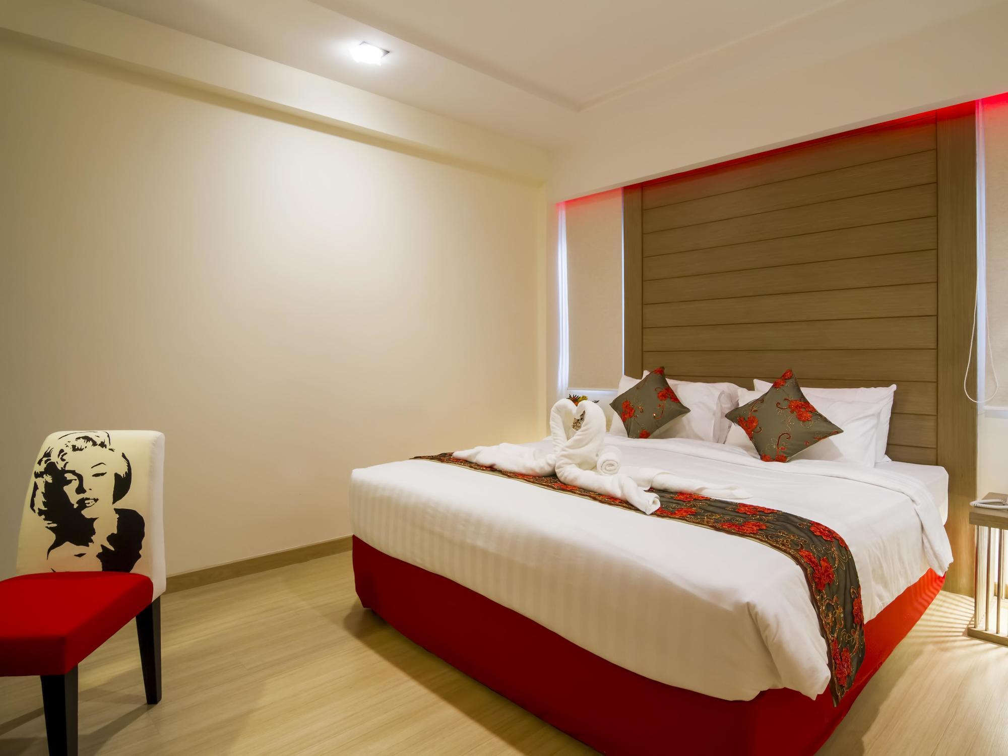 Eleven Avenue Suites Bangkok Exterior foto