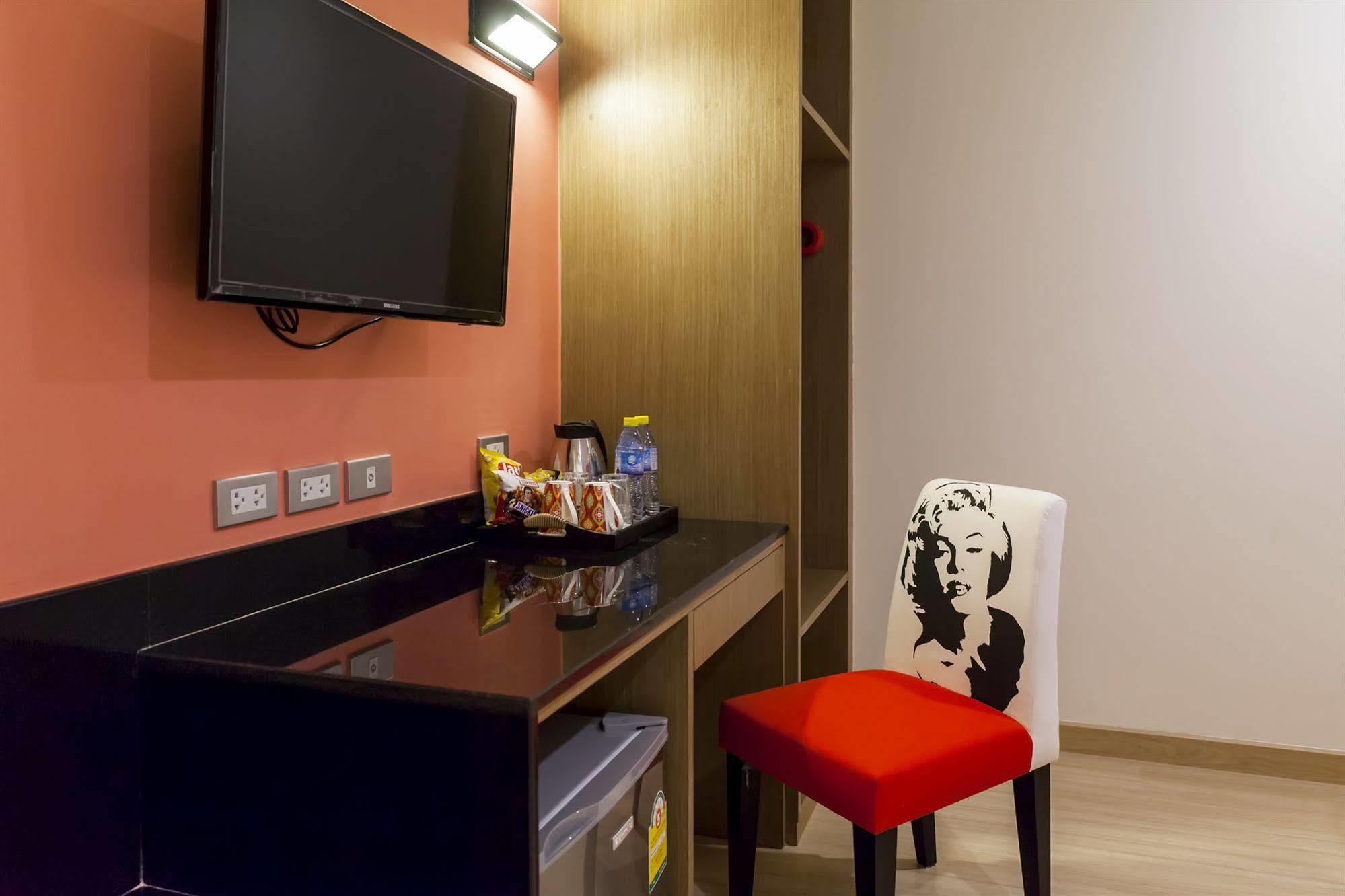 Eleven Avenue Suites Bangkok Exterior foto