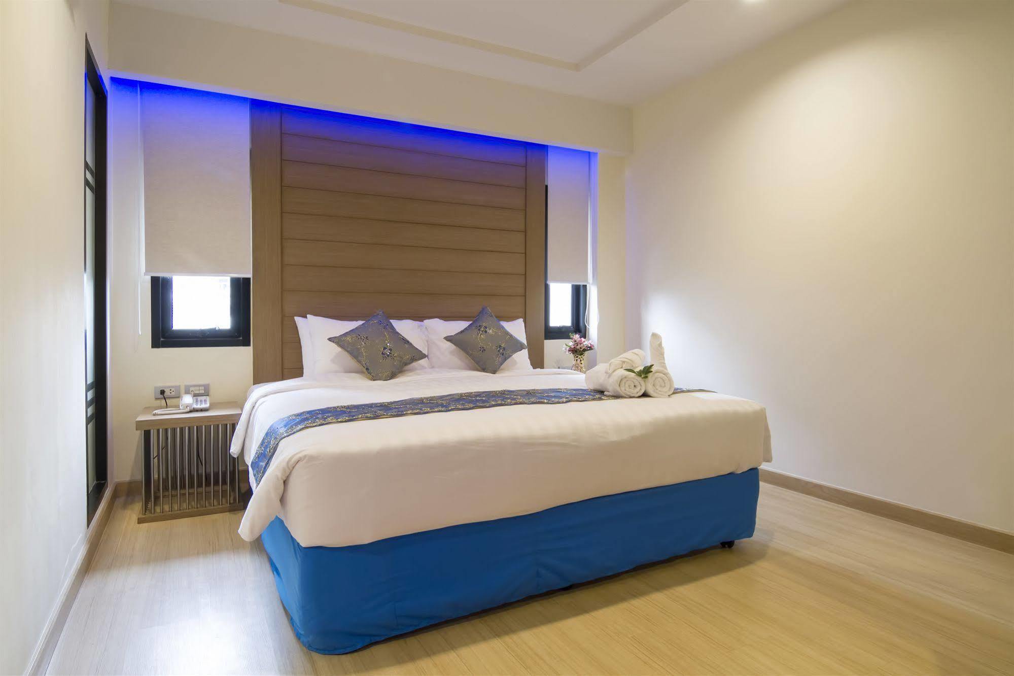 Eleven Avenue Suites Bangkok Exterior foto