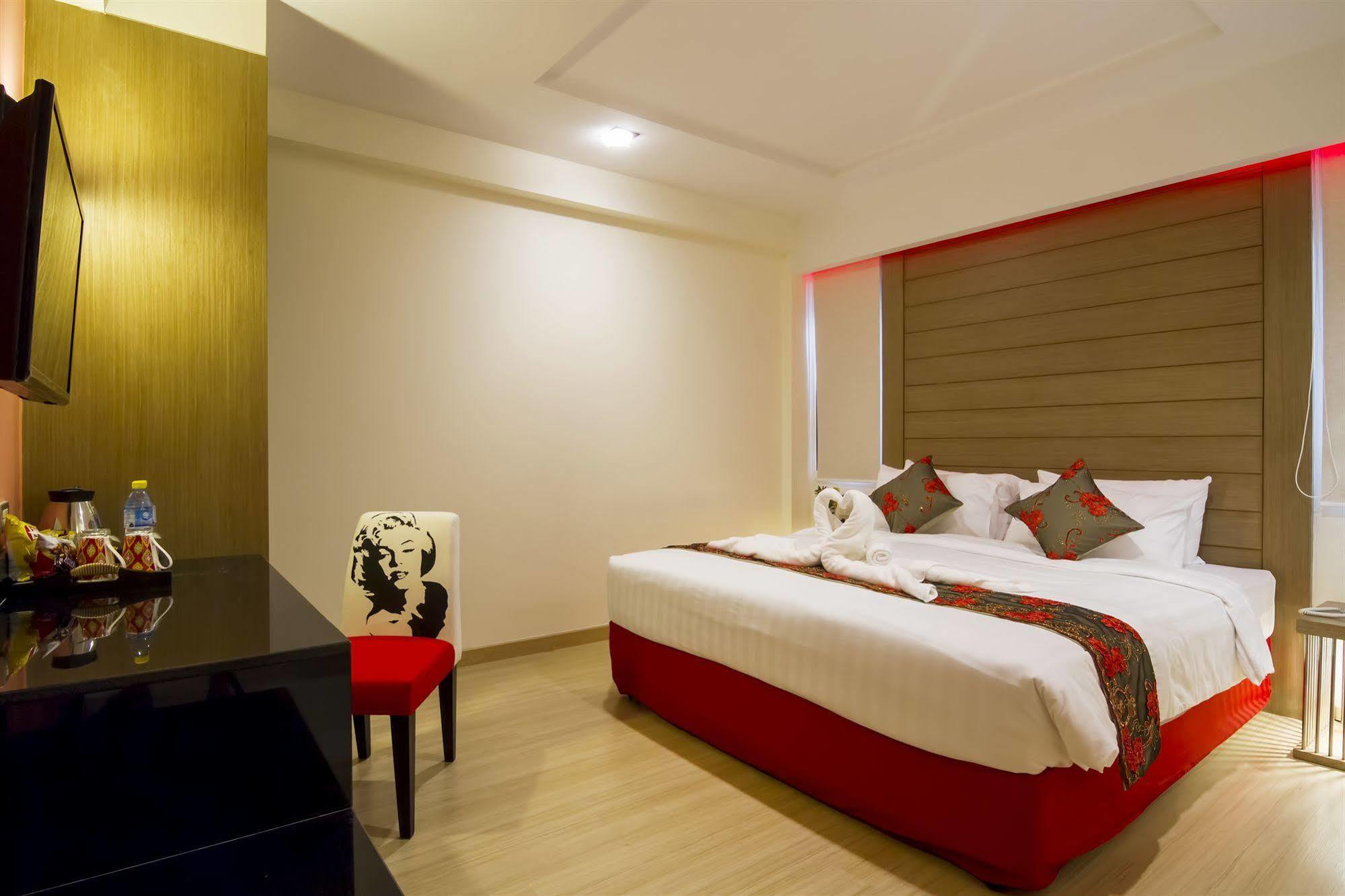 Eleven Avenue Suites Bangkok Exterior foto