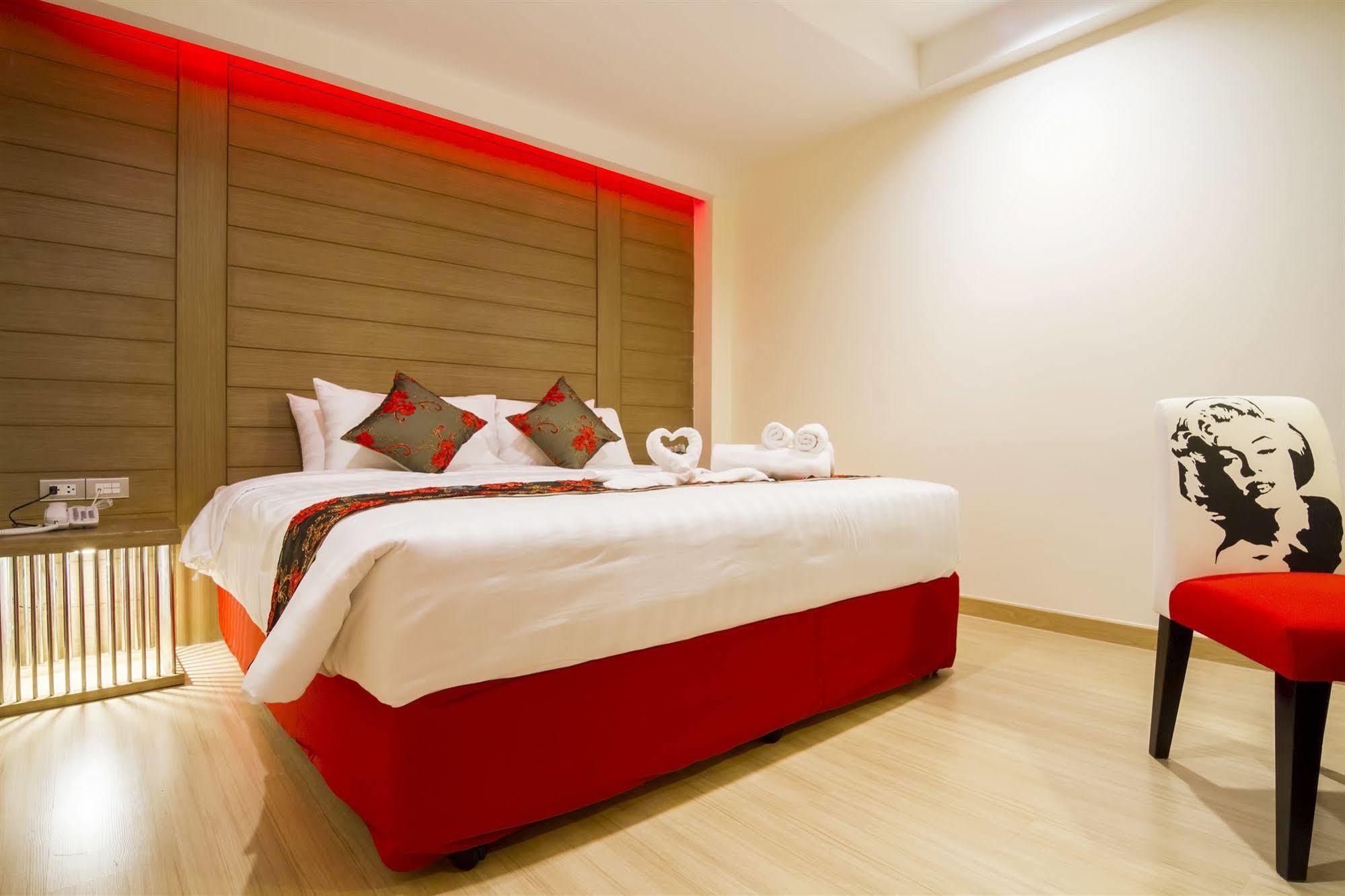 Eleven Avenue Suites Bangkok Exterior foto