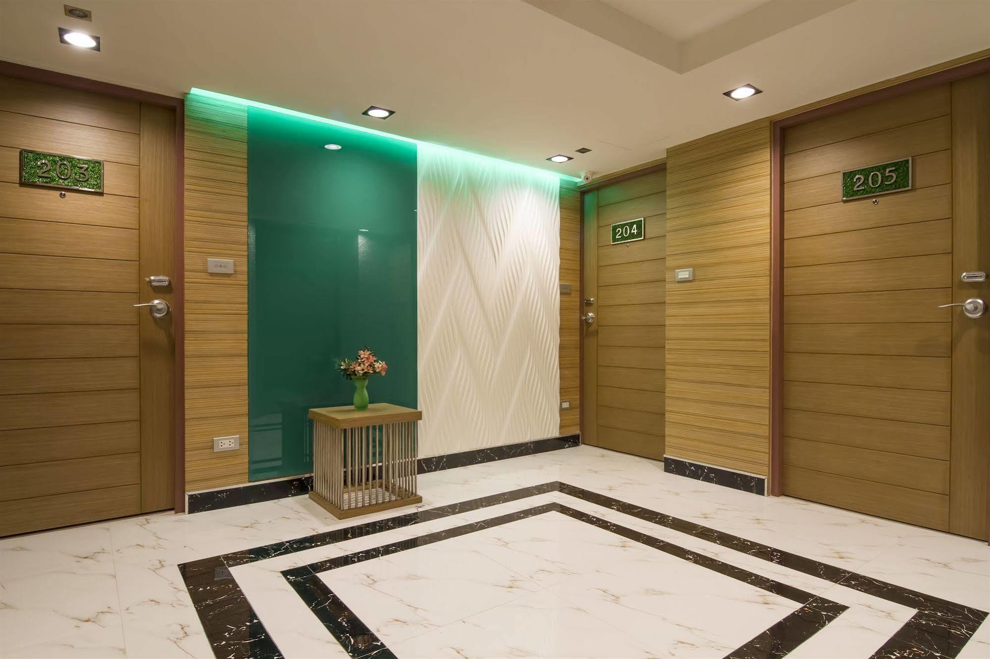 Eleven Avenue Suites Bangkok Exterior foto