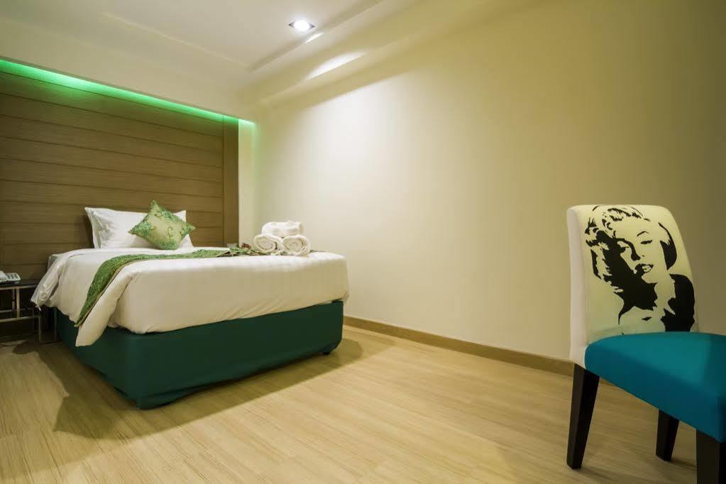 Eleven Avenue Suites Bangkok Exterior foto